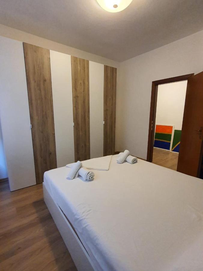Heris'S Apartment Tirana Esterno foto